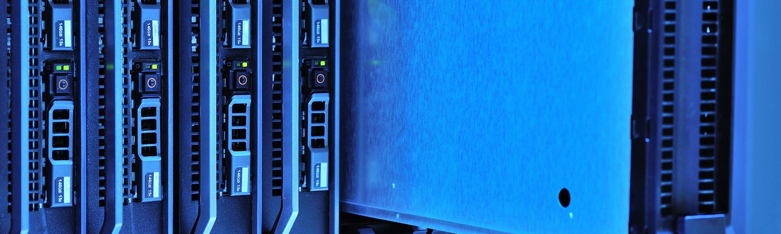 Server mit Festplatteneinschüben als Symbol für Private Cloud und Dateispeicher