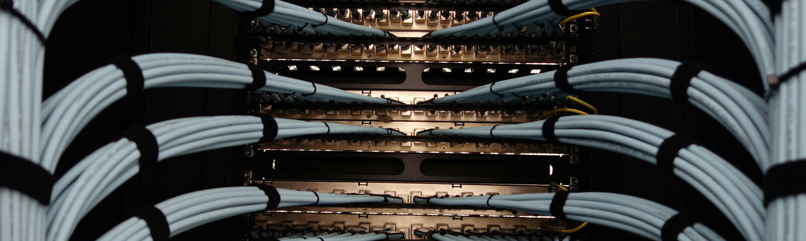Netzwerk- und Serververkabelung im Rechenzentrum