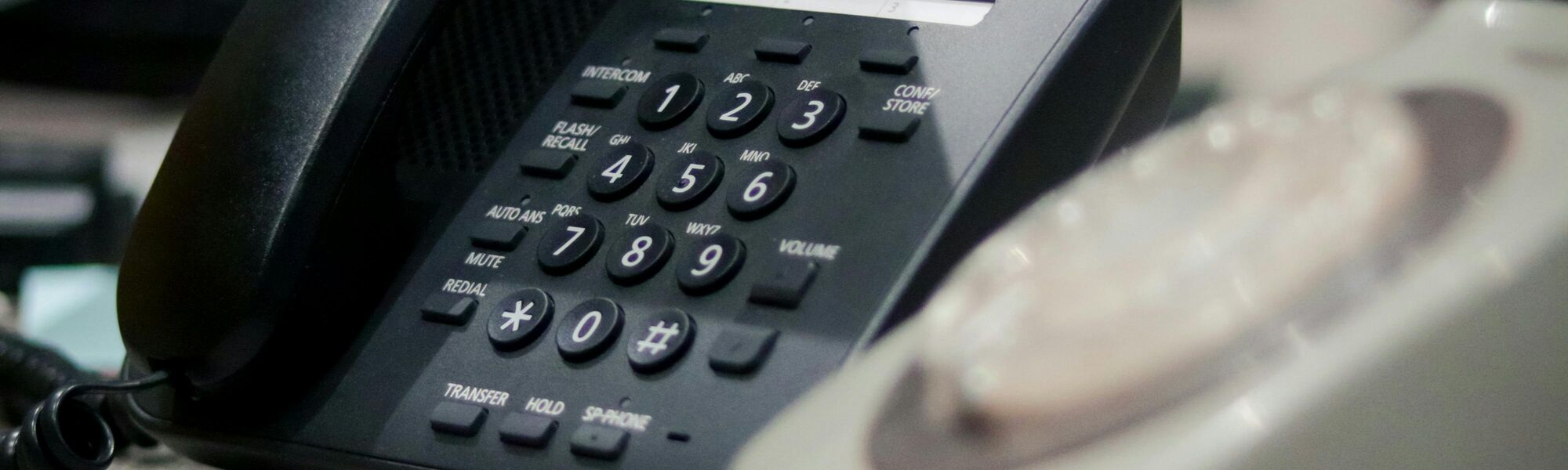 Tischtelefon als Symbol für professionelle VoIP-Telefonie